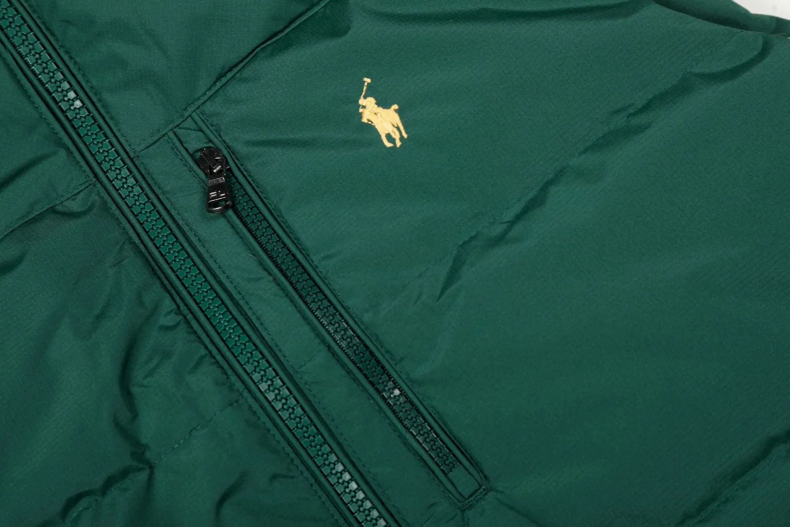 P490 Top quality" Style number: 9002# [Ralph Lauren winter basic solid color embroidery same style down vest for men and women] ✅Ralph Lauren American retro chest zipper high version top-level down filling winter down vest ✅100% high-quality white duck down, high version top-level down filling ✅Double-layer inner velvet to strictly prevent velvet running ✅Built-in adjustable drawstring, windproof and coldproof, considerate and in place ✅Original version, the maximum size can be worn up to 200 pounds. Loose and comfortable, no pressure. ✅Same style for male and female couples. Recommended OOTD wear in winter~ Size: S-XL Color: Black, Navy, Khaki, Wood Green